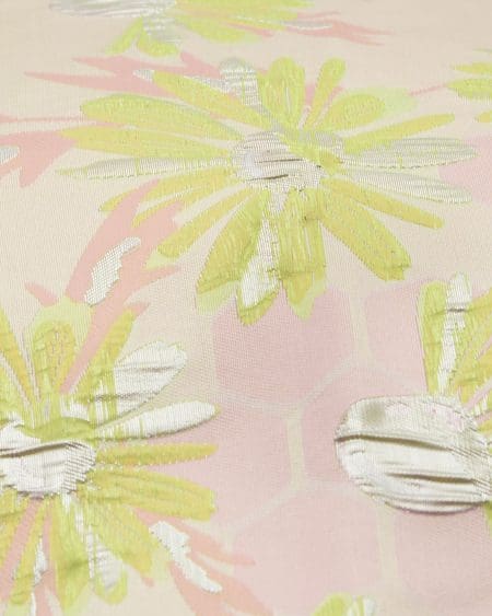 Nærbillede af Dagny Clutch Medium 504-859 Silverlime. Clutchen er sart lyserød med fine gule blomster og skinnende sølvfarvede detaljer.