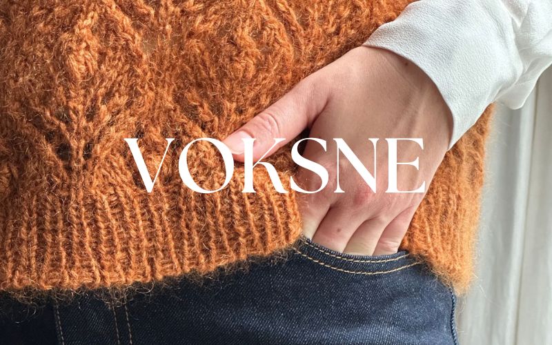 Et nærbillede af Thea Slipover med "Voksne" skrevet på