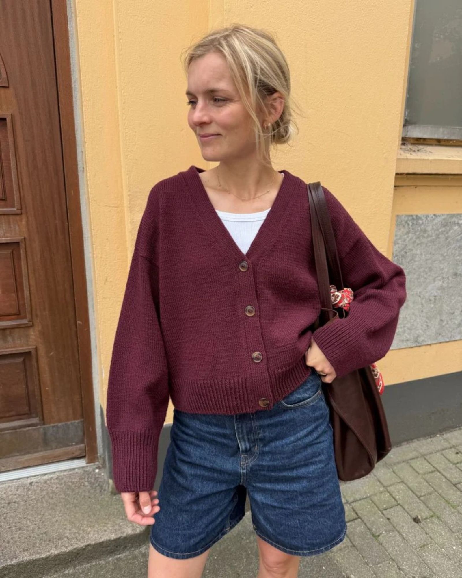 Mette fra PetiteKnit i en Bourdeaux-rød Scarlet Cardigan. Strikket i Double Sunday i fv. 4372 Dyb Burgunder.