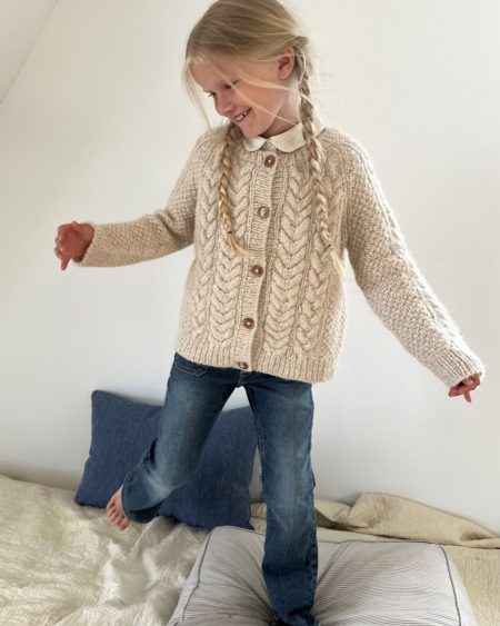 pige i en lys beige version af Siri Cardigan af Lene Holme Samsøe
