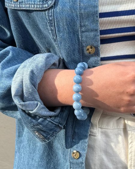 Person med SOÏ Chunky krystal armbånd i Aquamarine
