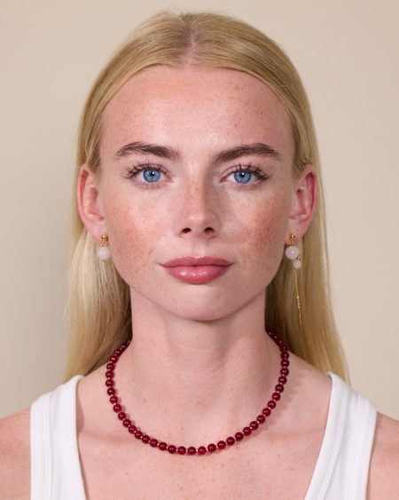 Kvinde med SOÏ krystal halskæde i Red Jade