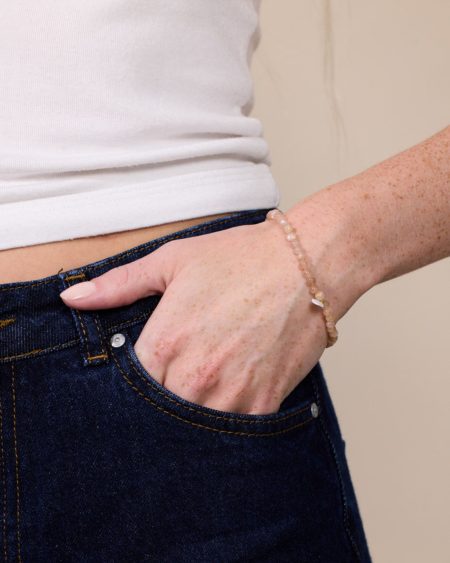 Person med SOÏ krystal armbånd i Sunstone