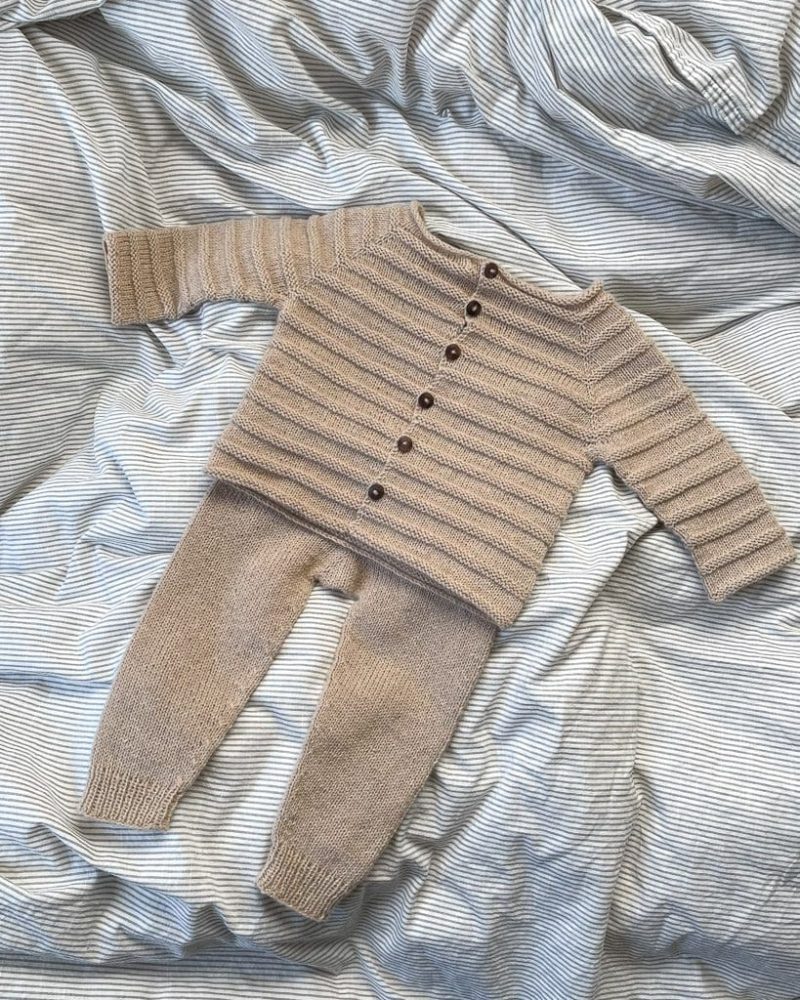 Hentetrøjen og Soft Pants En fin, lysebrun version af Hentetrøjen og Soft Pants af Tante Grøn. De er strikket af det bløde merinouldgarn Bøllefrø i fv. 48 Café Latte