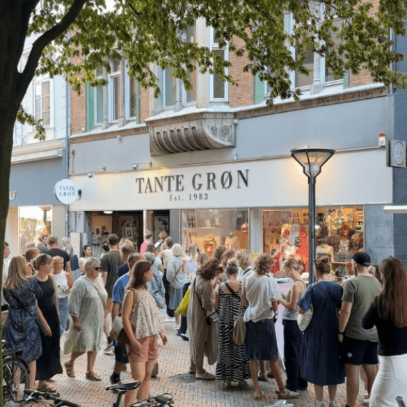 Tante Grøn facade på butikken Facaden på butikken. Der er mange hundrede mennesker foran i kø til at komme til event.