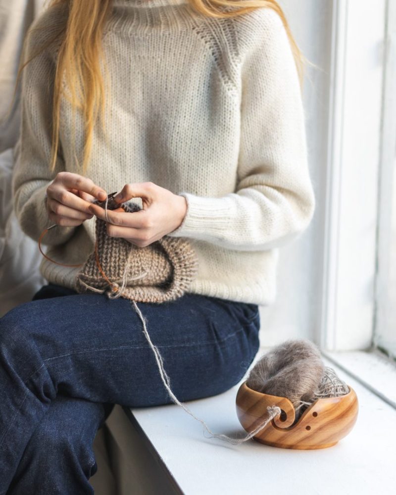 silkmohair Kvinde der strikker med brun Soft Silk Mohair